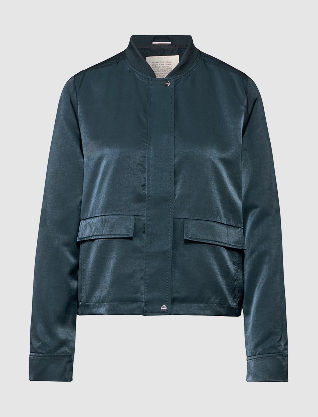 Eine schlichte, grüne Bomberjacke mit Rundhalsausschnitt und zwei Taschen auf der Vorderseite. Eine schlichte, grüne Bomberjacke mit Rundhalsausschnitt und zwei Taschen auf der Vorderseite.