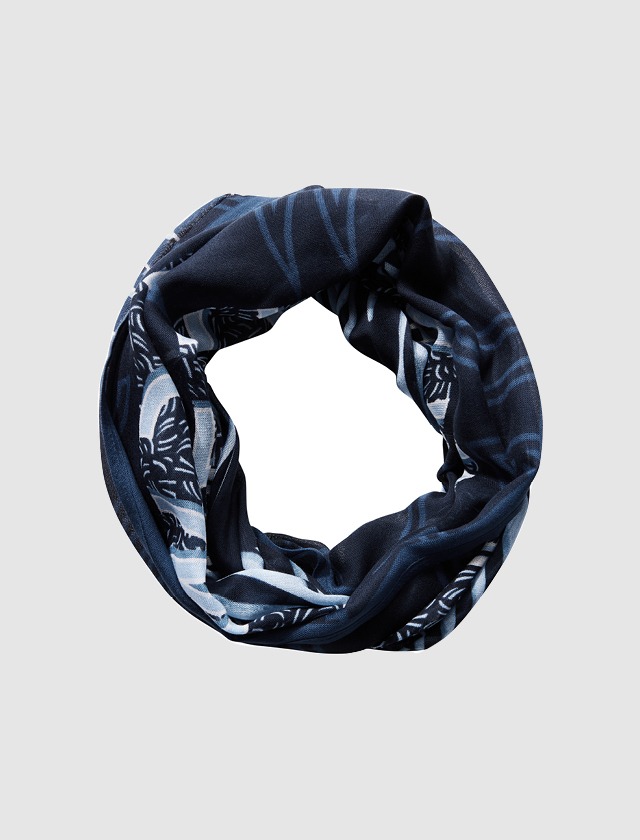 Ein schwarz-weißes Tuch mit einem auffälligen Design, das einen coolen und edgy Look verleiht.