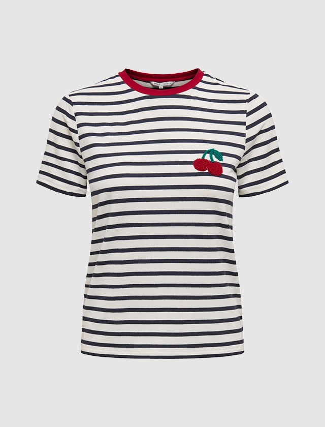 Gestreiftes Shirt, das Kirschen auf der Brust zeigt. Gestreiftes Shirt, das Kirschen auf der Brust zeigt.
