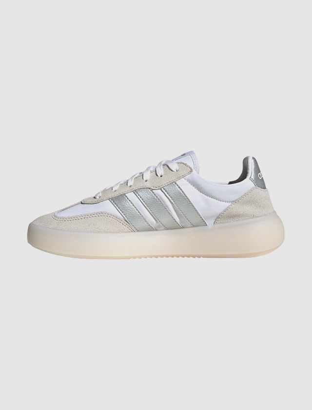 Ein Paar Sneakers in Weiß und Grau mit grauen Streifen. Ein Paar Sneakers in Weiß und Grau mit grauen Streifen.