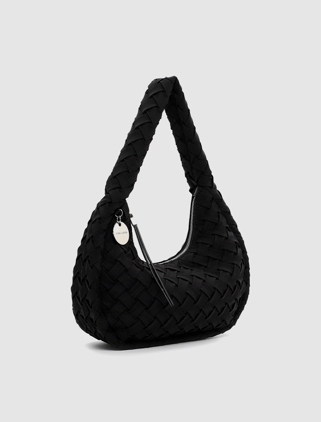 Schwarze, geflochtene Handtasche mit einem langen Schulterriemen. Schwarze, geflochtene Handtasche mit einem langen Schulterriemen.