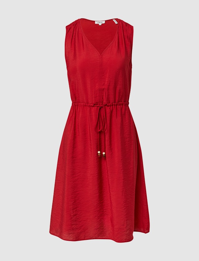 Elegantes rotes Kleid, das mit einem Taillengürtel gebunden ist. Elegantes rotes Kleid, das mit einem Taillengürtel gebunden ist.