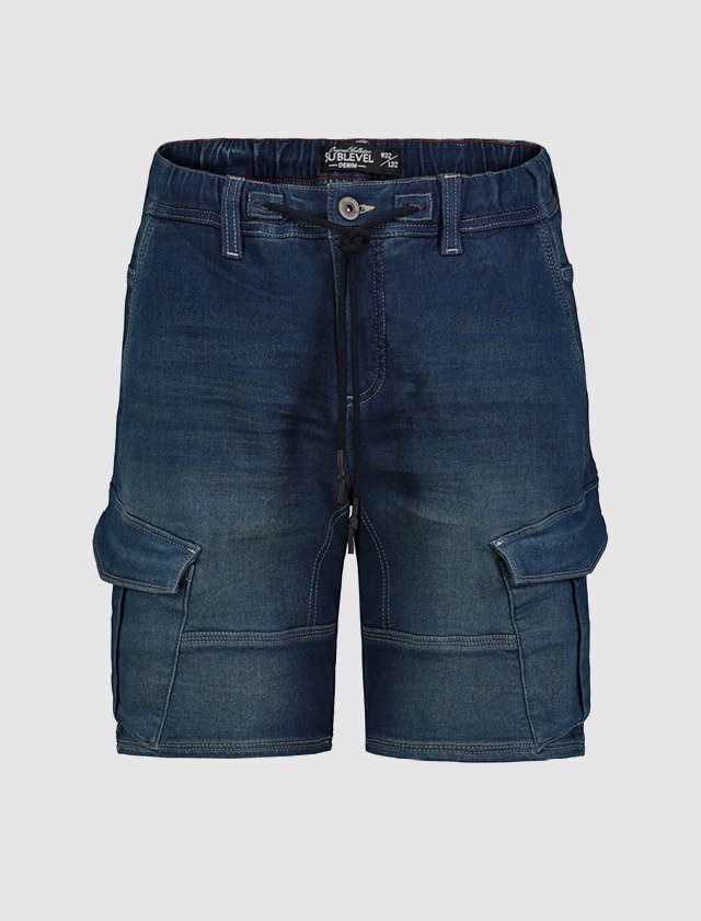 Blaue Denim-Shorts mit praktischen Taschen. Blaue Denim-Shorts mit praktischen Taschen.