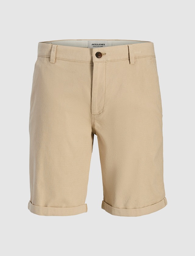 Herren-Shorts aus leichtem, tanfarbenem Material. Herren-Shorts aus leichtem, tanfarbenem Material.