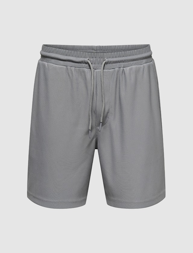 Leichte Shorts mit einem verstellbaren Kordelzugbund für optimalen Tragekomfort. Leichte Shorts mit einem verstellbaren Kordelzugbund für optimalen Tragekomfort.