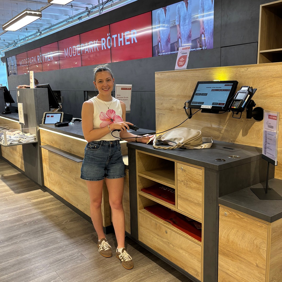 Projektleiterin, Julia Kalyciok, an der Self-Checkout-Kasse in der MODEOARK RÖTHER Filiale in Michelfeld.