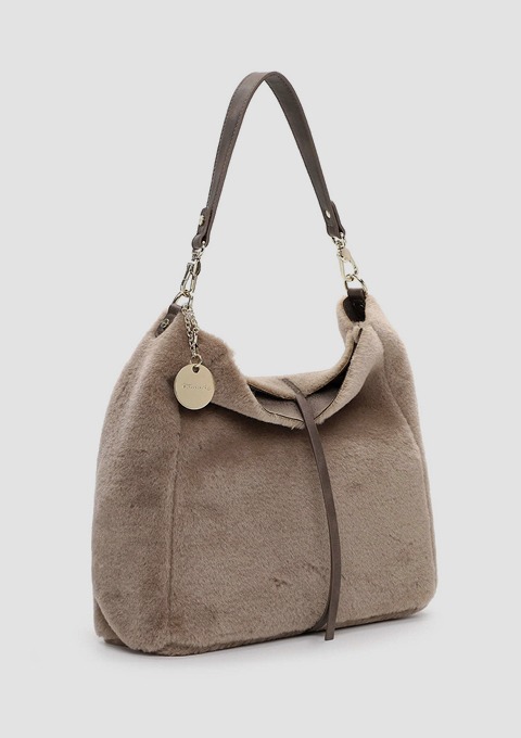 Eine braune Pelz-ähnliche Handtasche mit einem Schulterriemen. Eine braune Pelz-ähnliche Handtasche mit einem Schulterriemen.