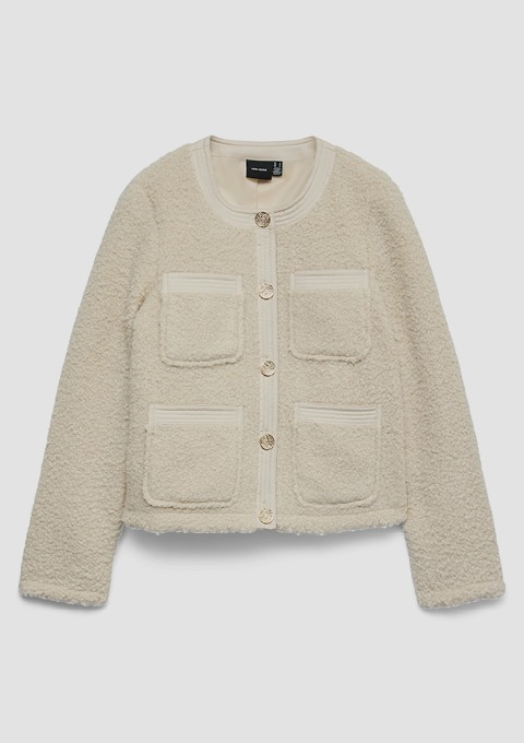 Ein beigefarbener, flauschiger Damenjacke mit Knopfleiste und vier Taschen. Ein beigefarbener, flauschiger Damenjacke mit Knopfleiste und vier Taschen.