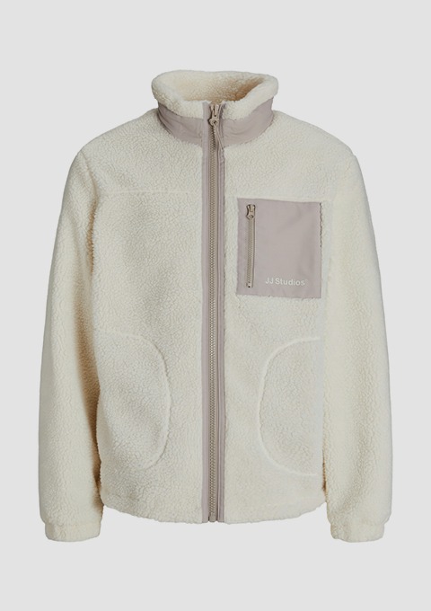 Eine weiße Fleecejacke mit Stehkragen und einer Brusttasche. Eine weiße Fleecejacke mit Stehkragen und einer Brusttasche.