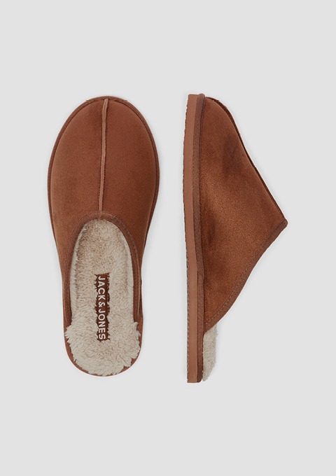 Braune Hausschuhe von Jack & Jones mit einem weichen Innenfutter. Braune Hausschuhe von Jack & Jones mit einem weichen Innenfutter.