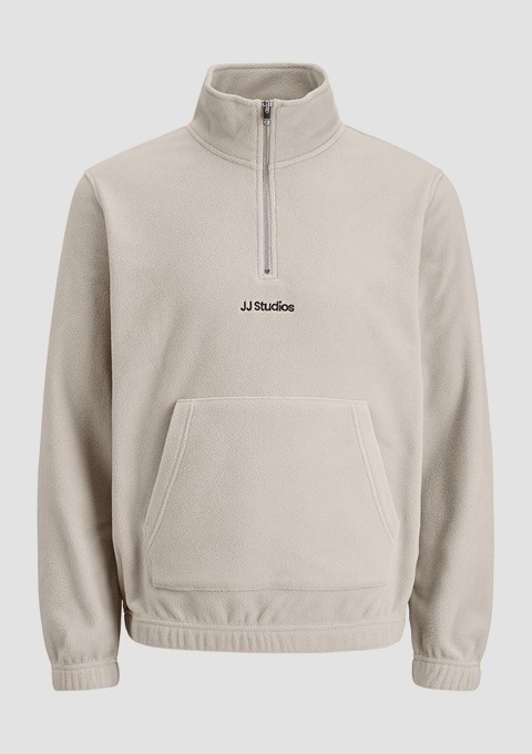 Beige Fleece-Pullover mit halbem Reißverschluss und Tasche auf der Vorderseite, bedruckt mit „JJ Studios“. Beige Fleece-Pullover mit halbem Reißverschluss und Tasche auf der Vorderseite, bedruckt mit "JJ Studios".