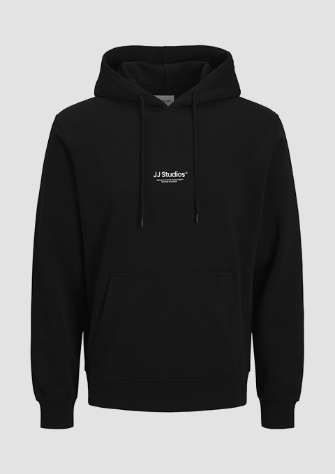 Schwarzer Hoodie mit weißem Logo „JJ Studios“. Schwarzer Hoodie mit weißem Logo "JJ Studios".