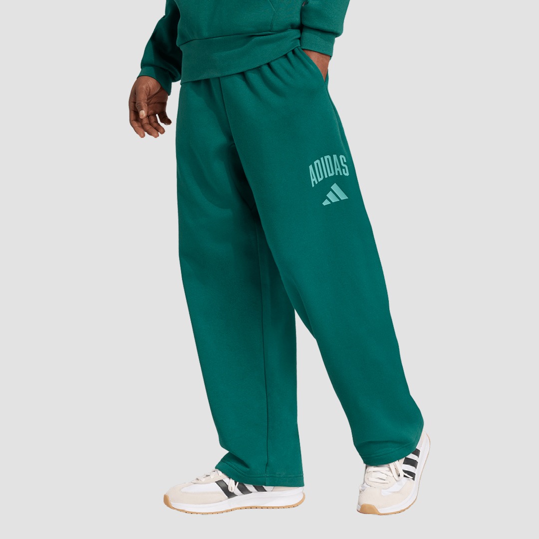 Grüne Freizeithose mit „ADIDAS“-Schriftzug. Grüne Freizeithose mit "ADIDAS"-Schriftzug.