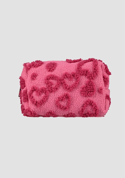 Rechteckige, rosa Kosmetiktasche mit roten, flauschigen Herzmustern auf der Oberfläche.