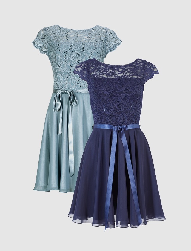 Zwei elegante Cocktailkleider mit Spitzenoberteil und Chiffonrock in A-Linie. Das vordere Kleid ist dunkelblau mit einem passenden Satinband an der Taille, während das hintere in einem zarten Hellblau gehalten ist. Beide Kleider haben kurze Spitzenärmel und eine feminine Silhouette. Zwei elegante Cocktailkleider mit Spitzenoberteil und Chiffonrock in A-Linie. Das vordere Kleid ist dunkelblau mit einem passenden Satinband an der Taille, während das hintere in einem zarten Hellblau gehalten ist. Beide Kleider haben kurze Spitzenärmel und eine feminine Silhouette.