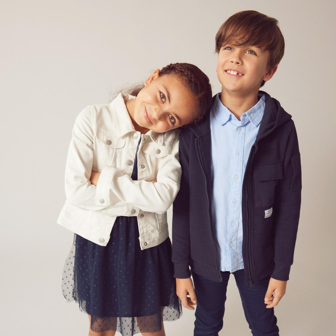 Zwei Kinder posieren fröhlich für ein Foto in einem Fotostudio. Zwei Kinder posieren fröhlich für ein Foto in einem Fotostudio.