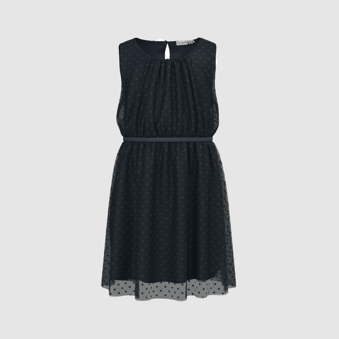 Ein stilvolles Kleid mit Polka-Dots, das Spaß und Eleganz in einem vereint, perfekt für jeden Anlass. Ein stilvolles Kleid mit Polka-Dots, das Spaß und Eleganz in einem vereint, perfekt für jeden Anlass.