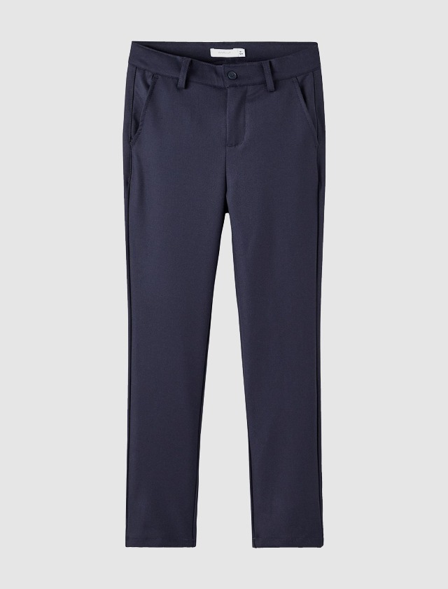 Marineblaue Hose für einen modernen Look. Marineblaue Hose für einen modernen Look.