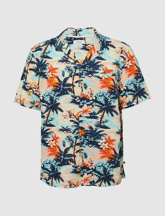 Ein buntes, kurzärmliges Hemd mit einem tropischen Muster aus Blumen und Palmen.