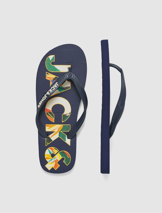 Zwei Paar Flip-Flops mit buntem Design und dem Schriftzug "JACK".