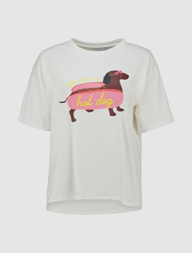 Ein weißes T-Shirt mit einem bunten Druck eines Dackels, der als Hot Dog dargestellt ist, und dem Text „you are one hot dog“.