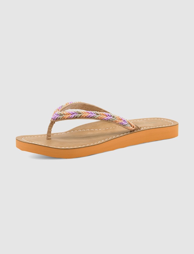 Flip-Flop mit geflochtenem Band in lila, orange und gelb, auf einem braunen und orangefarbenen Fußbett.
