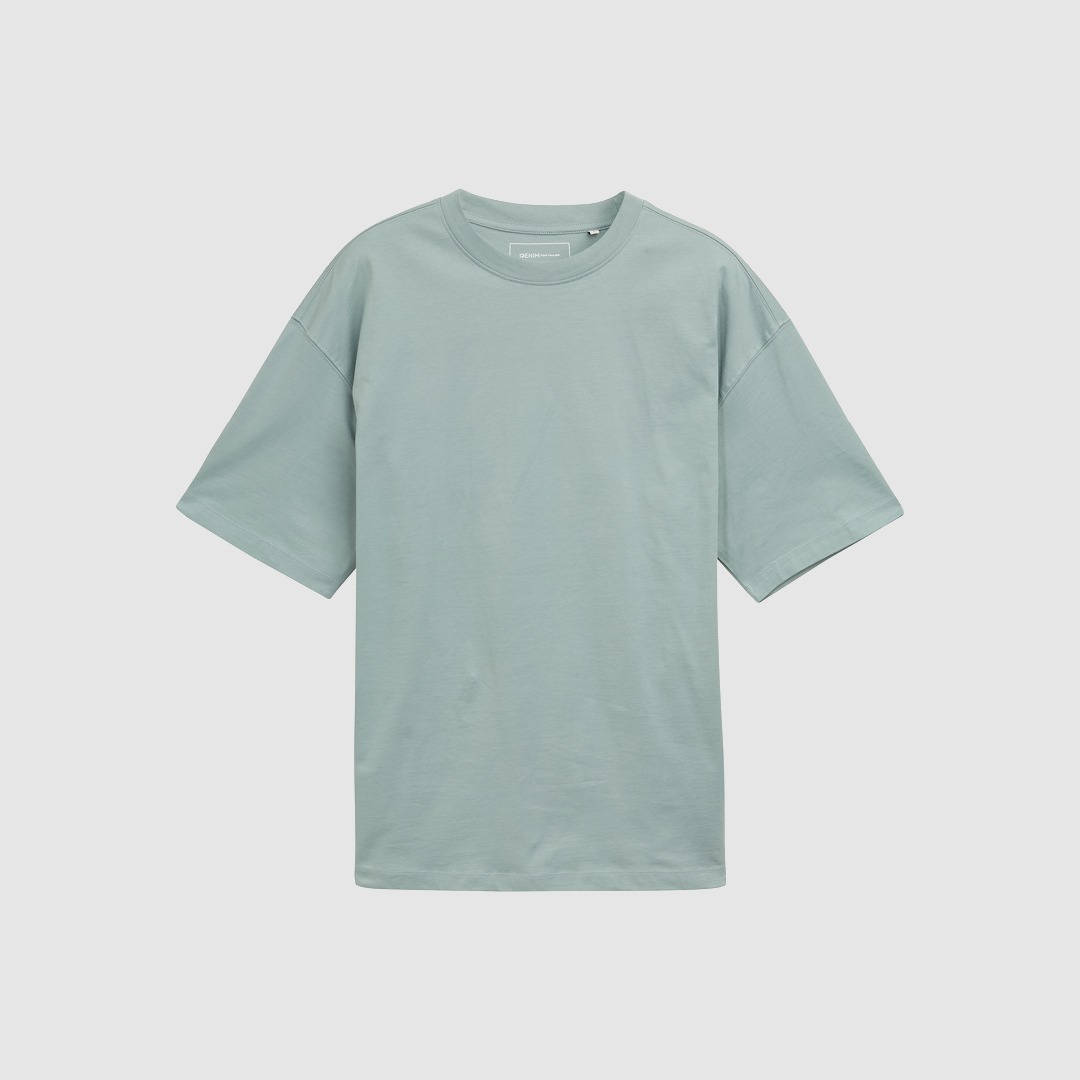 Ein mintgrünes T-Shirt mit kurzen Ärmeln.
