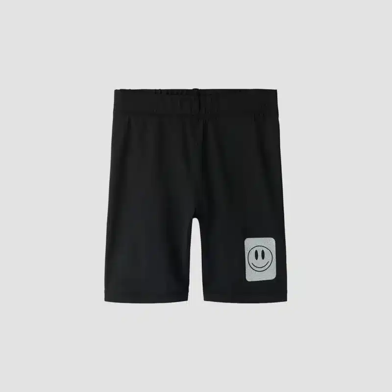 mpr_2026-07_20p_30p_5_teile_lp_1080 x 1080_09 Schwarze Shorts für Kinder mit elastischem Bund und Smiley-Motiv auf dem linken Bein.